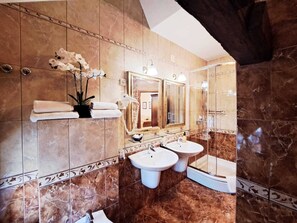 Comfort Double Room | Bathroom | Soap, shampoo, toilet paper - Hotel Livadić (Samobor)