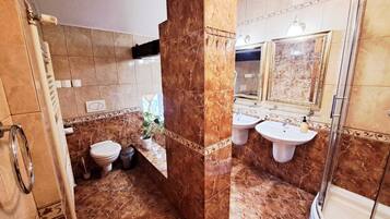 Comfort-Doppelzimmer | Badezimmer | Seife, Shampoo, Toilettenpapier