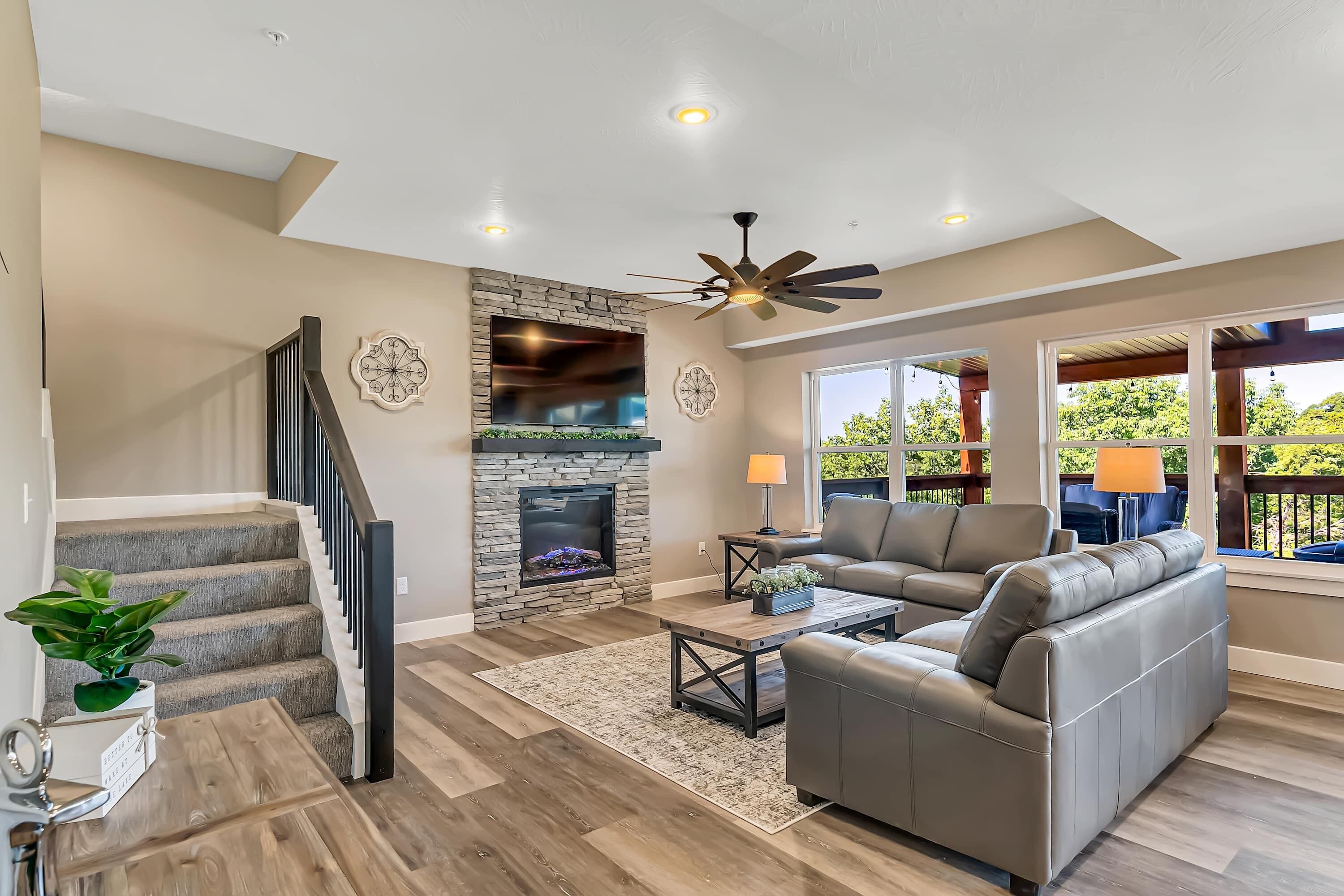 Televisio, takka, pöytäjalkapallopöytä