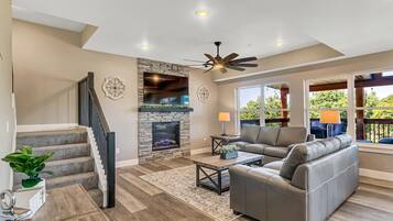 Televisio, takka, pöytäjalkapallopöytä