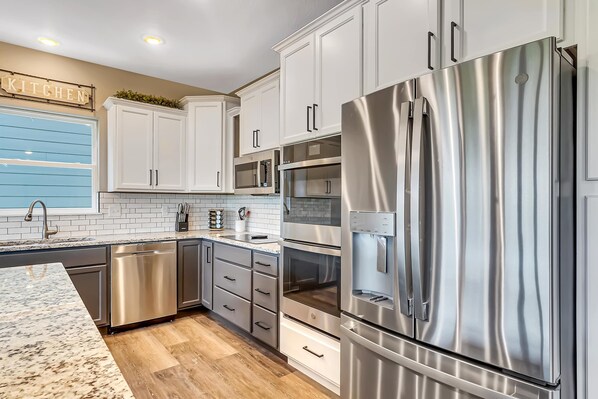 ثلاجة، ميكروويف، فرن، موقد طهي مسطح