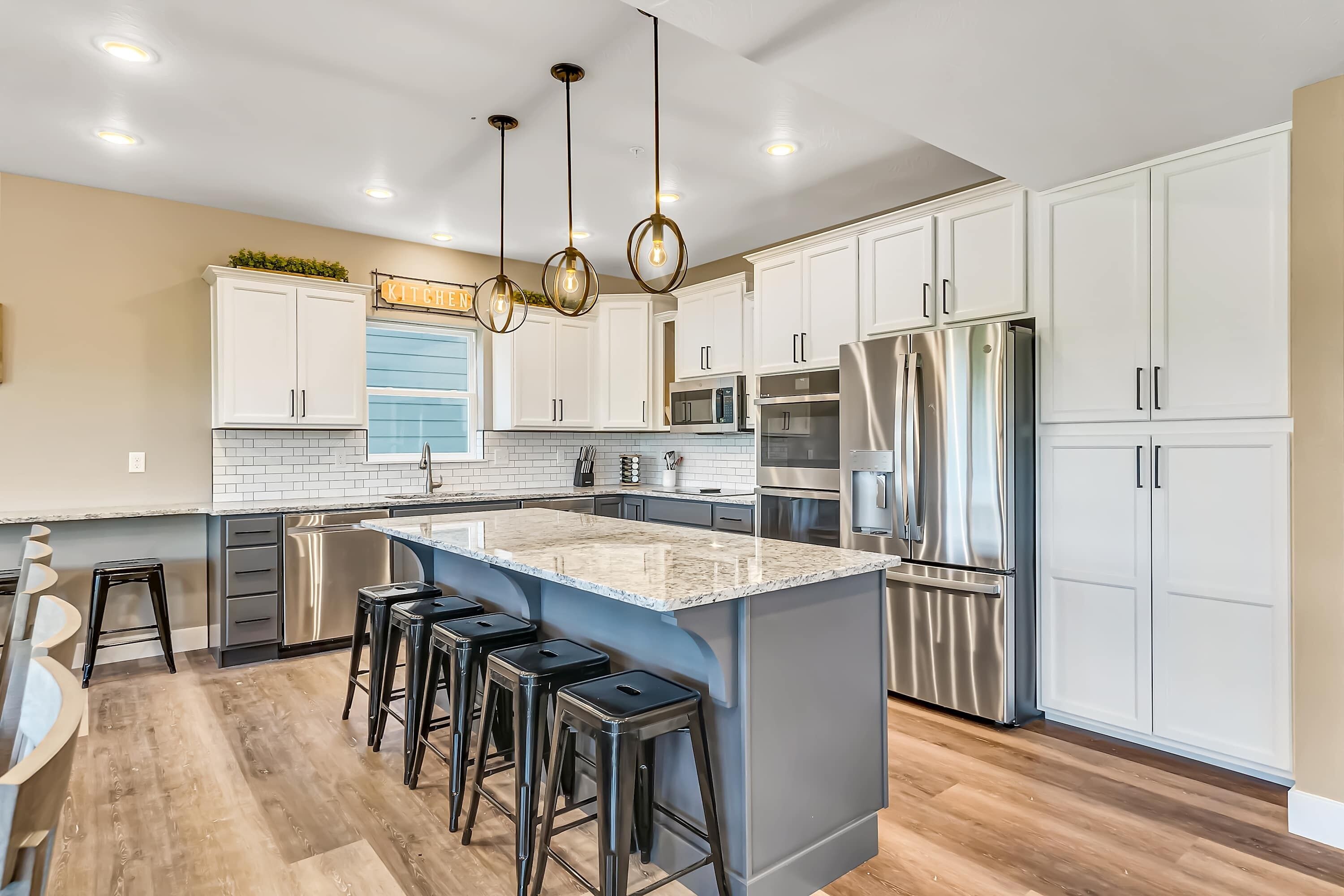 Jääkaappi, mikroaaltouuni, uuni, liesi