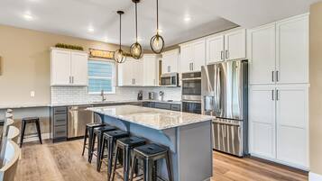 Jääkaappi, mikroaaltouuni, uuni, liesi