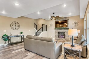 تلفزيون، مدفأة، كرة قدم الطاولة