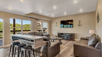 Televisio, takka, pöytäjalkapallopöytä