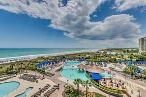 Un complexe hôtelier doté de plusieurs piscines, d’un accès à la plage et offrant une vue sur l’océan.