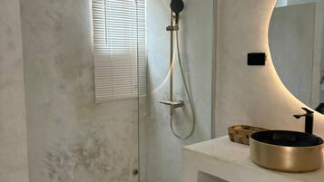 Phòng Suite Cao cấp, sân hiên, quang cảnh bãi biển | Phòng tắm | Áo choàng tắm, dép đi trong nhà