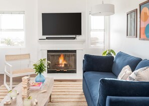 Fernseher, Bücher, Arbeitsbereiche