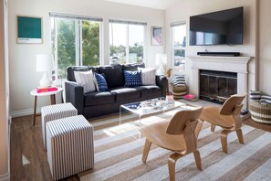 Fernseher, Bücher, Arbeitsbereiche