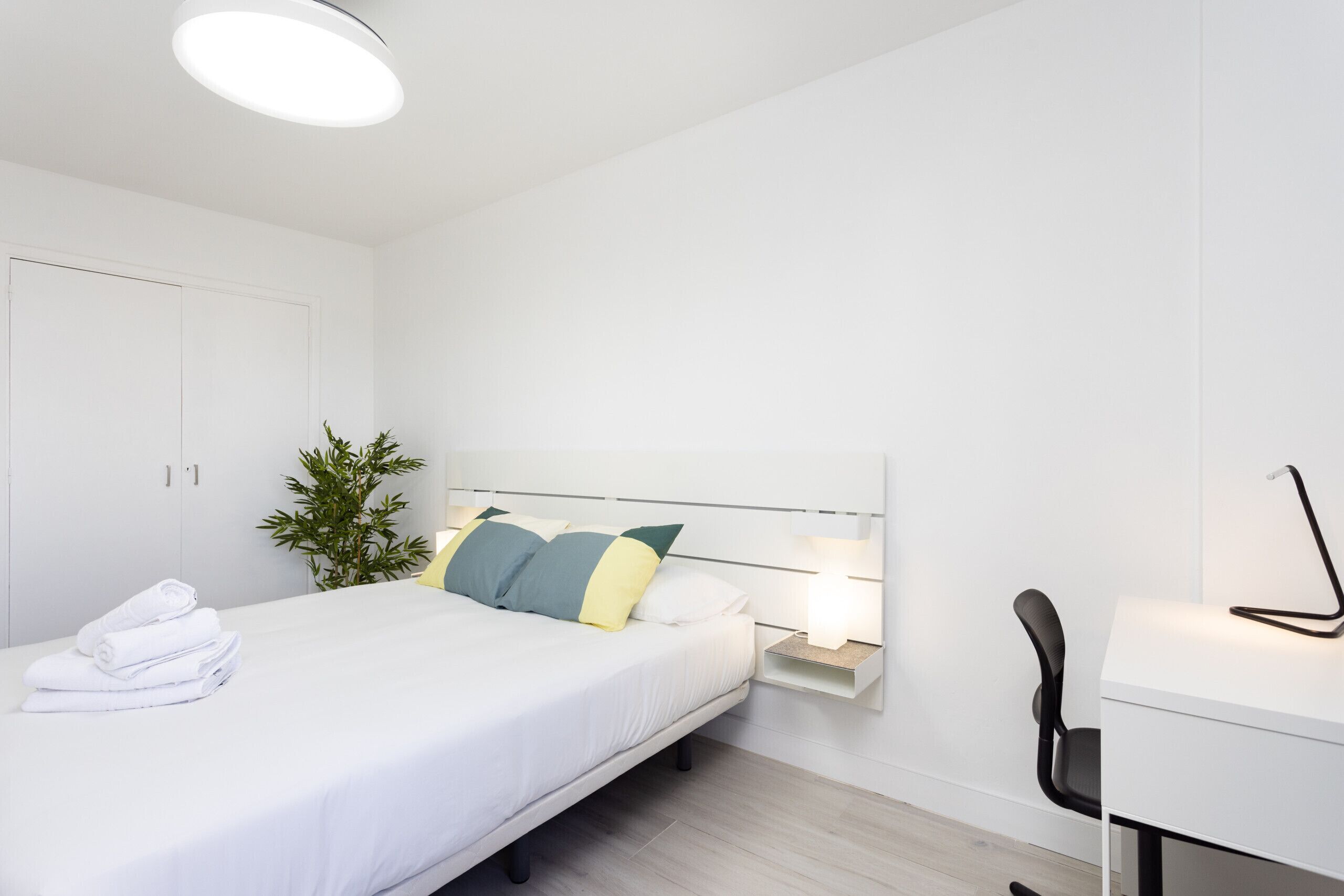 Tabla de planchar con plancha, wifi gratis, ropa de cama