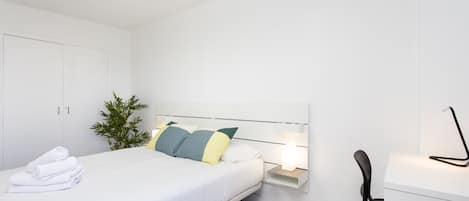 Iron/ironing board, free WiFi, bed sheets