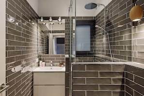 Dusche, Haartrockner, HandtĂŒcher, Shampoo
