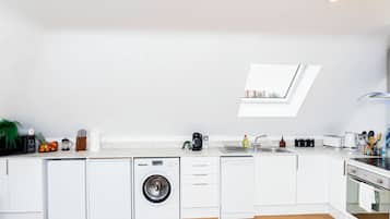 Een koelkast, een magnetron, een oven, een kookplaat