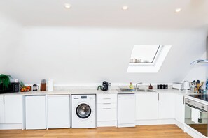 Kühlschrank, Mikrowelle, Ofen, Herdplatte