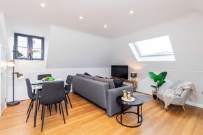Smart TV, offices - Contemporary 2-Bed Penthouse in a central location, perfect for business or leisure. Enjoy modern interiors, fast Wi-Fi, and all the comforts of home in a sleek, city stay. (Southampton)