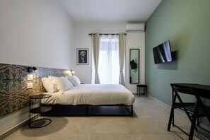 3 habitaciones, escritorio y tabla de planchar con plancha