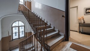Eine Treppe mit Holzbalkonen, die zu einer oberen Etage führt.