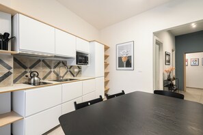Refrigerador, microondas, placa de cocina, lavavajillas