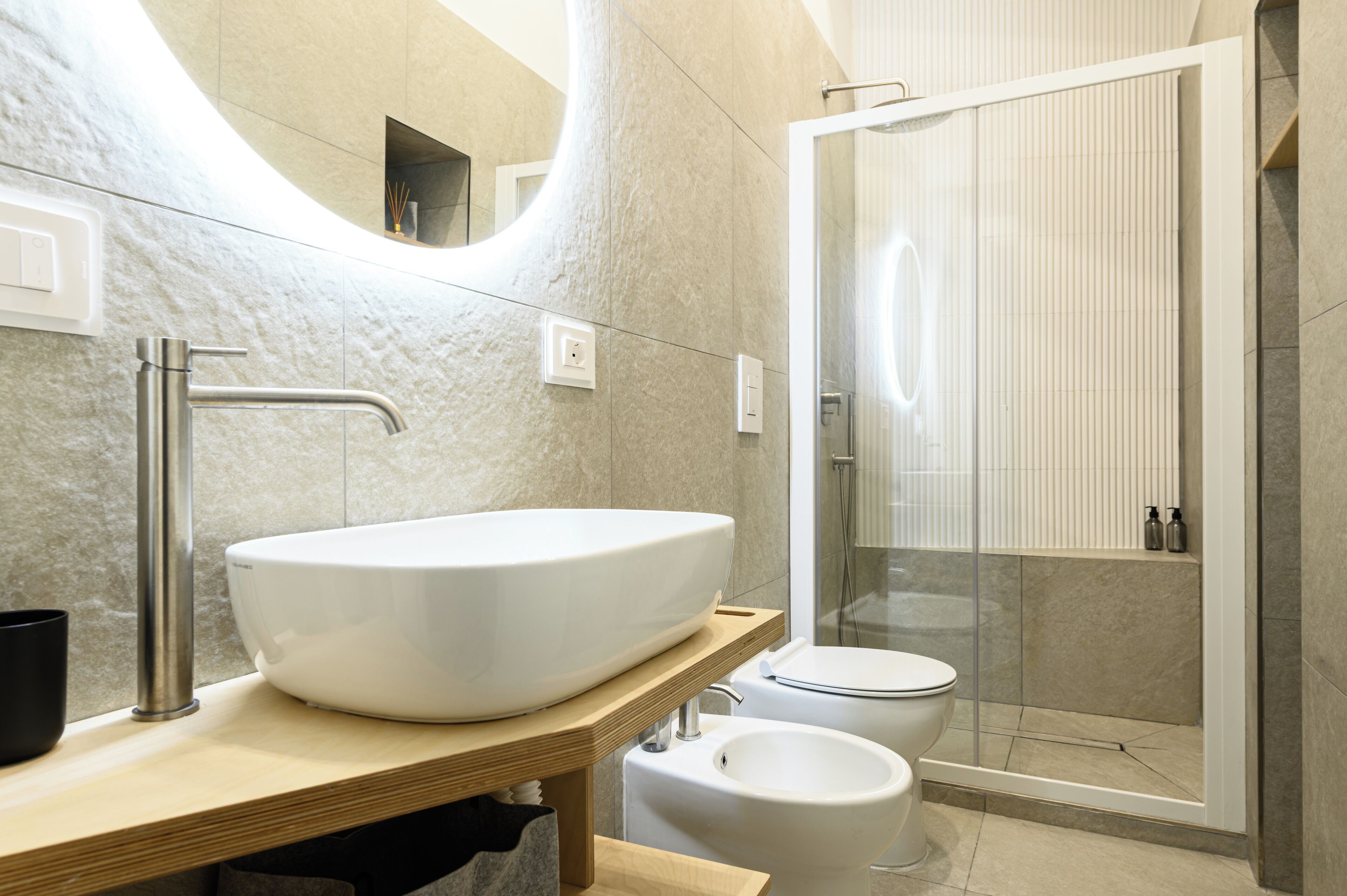 Regadera, secadora de cabello, bidet, toallas 