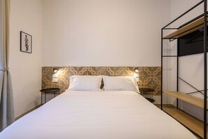 3 habitaciones, escritorio y tabla de planchar con plancha 