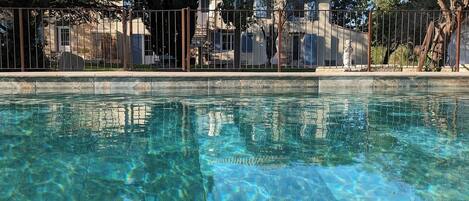 Utendørsbasseng og et oppvarmet basseng