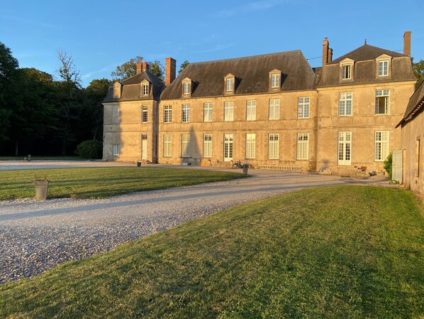 Exterior - Spacious family home near Orleans, quiet with garden (Loury)