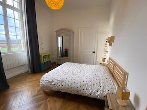 6 bedrooms, free WiFi, bed sheets - Spacious family home near Orleans, quiet with garden (Loury)