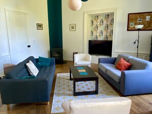 TV - Spacious family home near Orleans, quiet with garden (Loury)