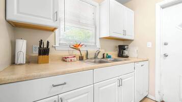 Casa, varias camas, patio, vista al jardín (Charming Seminole Heights Getaway) | Cocina privada | Refrigerador, microondas, horno y parrilla de estufa