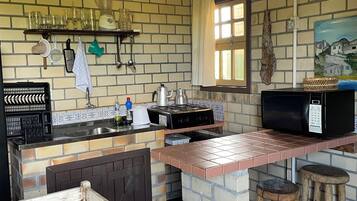 Casa básica, sacada, vista para a praia | Cozinha privada