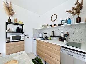 Réfrigérateur, four à micro-ondes, un four, surface de cuisson