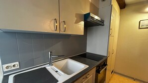 Et køkken med en dobbeltvask, indbygget komfur og mikroovn.
