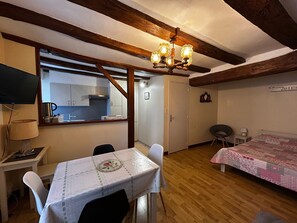 Dining - Charming T2 in La Roche-Posay center with WIFI and free parking (La Roche-Posay)