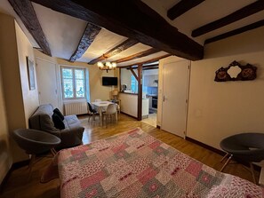 TV - Charming T2 in La Roche-Posay center with WIFI and free parking (La Roche-Posay)
