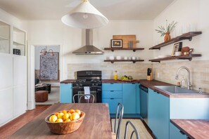 Coffee/tea maker, fridge, oven, stovetop