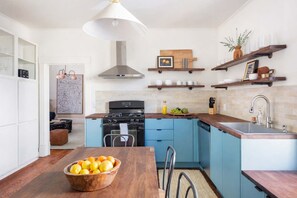 Réfrigérateur, un four, surface de cuisson, lave-vaisselle