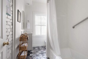Shower, hair dryer, towels - Casa Azula (Atlanta)