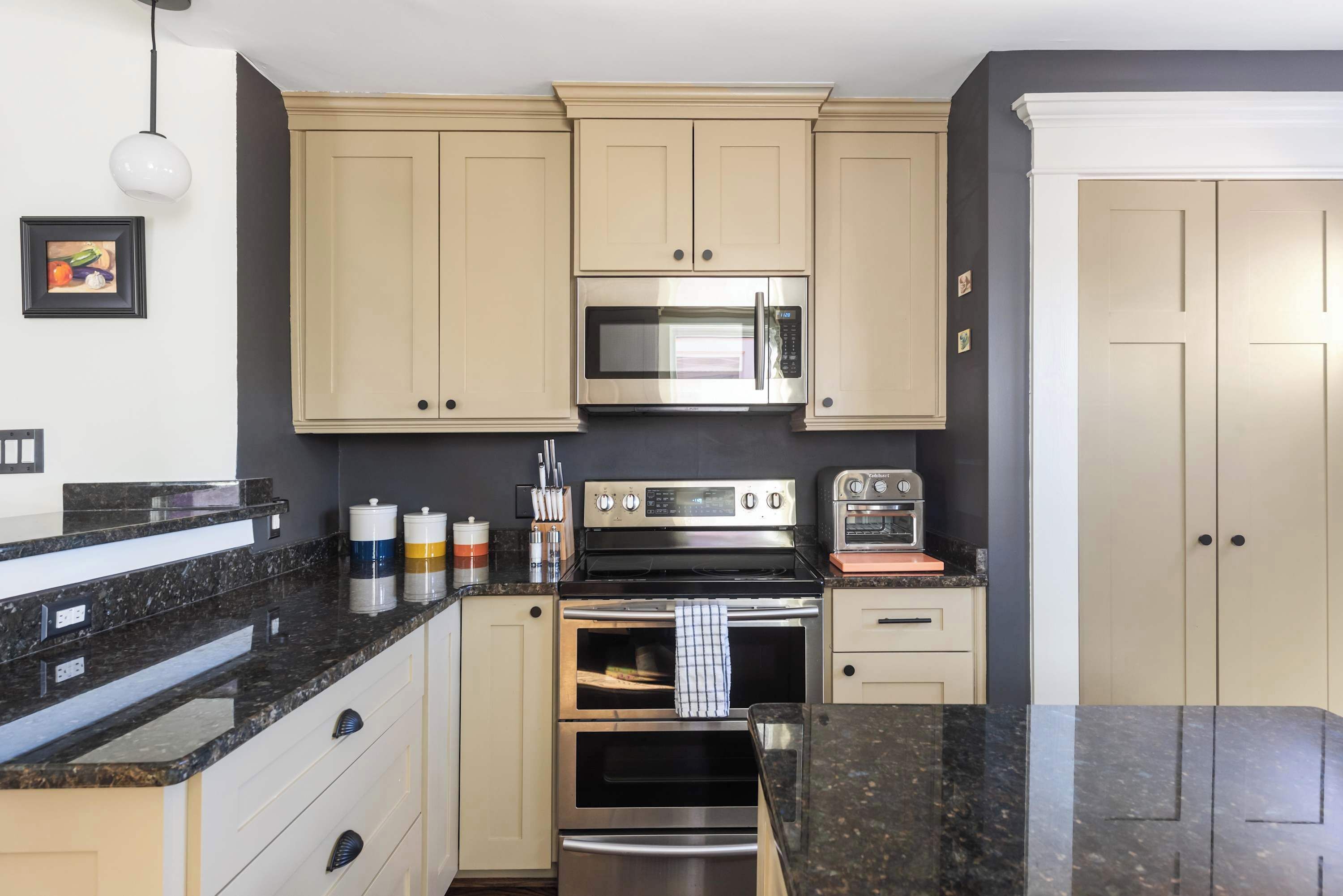 冷蔵庫、電子レンジ、オーブン、コンロ