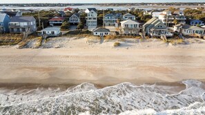 On the beach - "Sea Biscuit" - Charming Updated Oceanfront Cottage (Surf City)