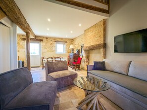 TV - Charming lodge with parking, pets allowed, near Château de Clavières (Ardentes)