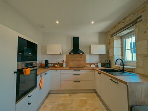 Fridge, microwave, dishwasher - Charming lodge with parking, pets allowed, near Château de Clavières (Ardentes)