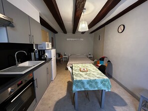 Réfrigérateur, four à micro-ondes, un four, surface de cuisson