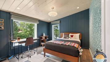 4 bedrooms, desk, iron/ironing board, travel crib