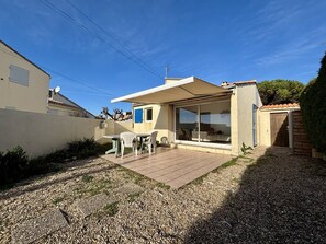 Outdoor dining - Quiet house near the sea, 2 bedrooms (Saint-Denis-d'Oléron)