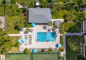 A heated pool - Stunning Lakehouse Condo in Sarasota (Sarasota)