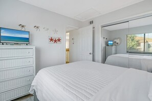 2 bedrooms, iron/ironing board, travel crib, free WiFi - Lagoon-View Resort Unit in Siesta Key (Sarasota)