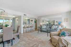 TV, fireplace, offices - Lagoon-View Resort Unit in Siesta Key (Sarasota)