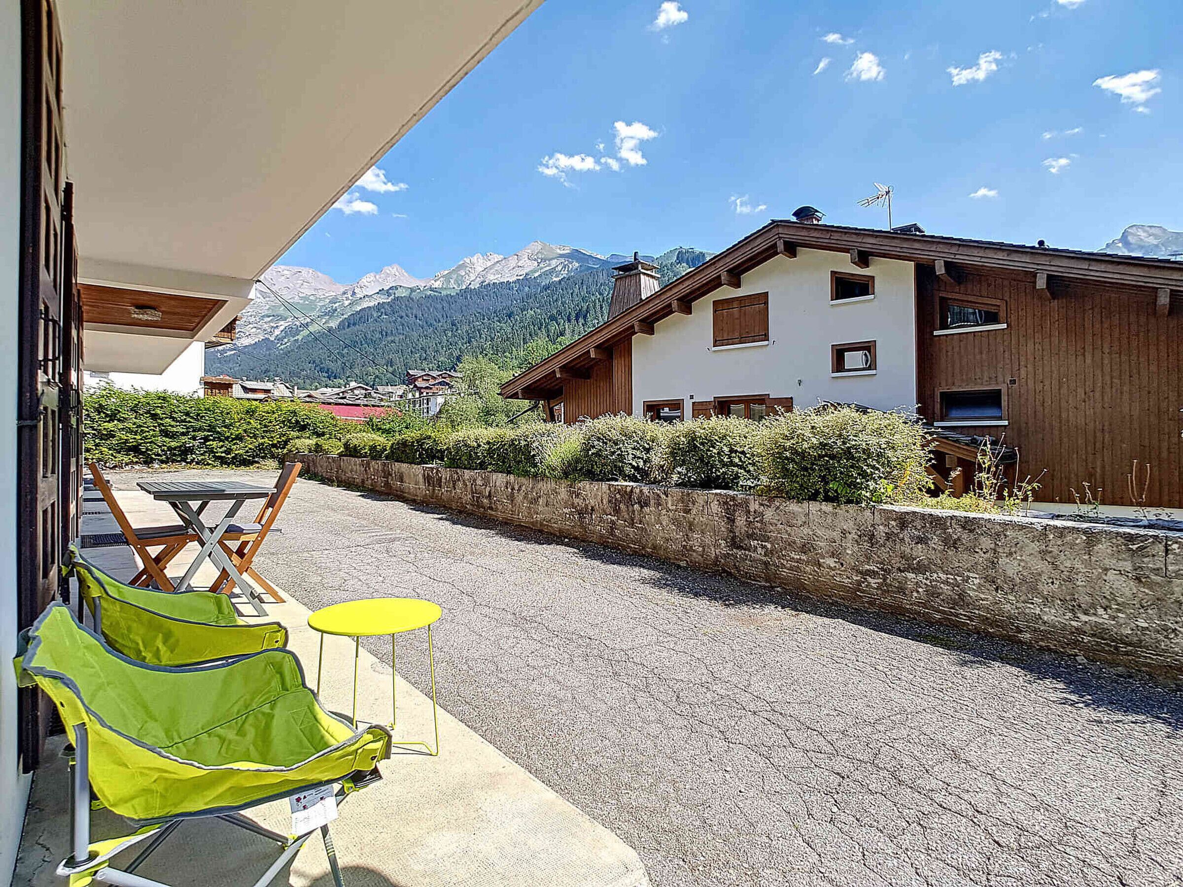 Eine Terrasse mit Sitzgelegenheiten und Blick auf ein Gebirge.