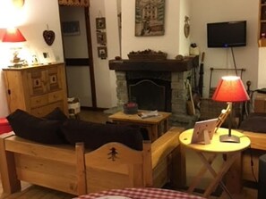 Televisión y chimenea 