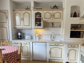 Wasserkocher mit Kaffee-/Teezubehör, Kühlschrank, Mikrowelle, Ofen